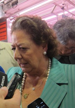 Rita Barberá atendiendo a los periodistas 