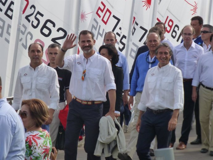 El Rey junto al presidente regional y el alcalde de Santander
