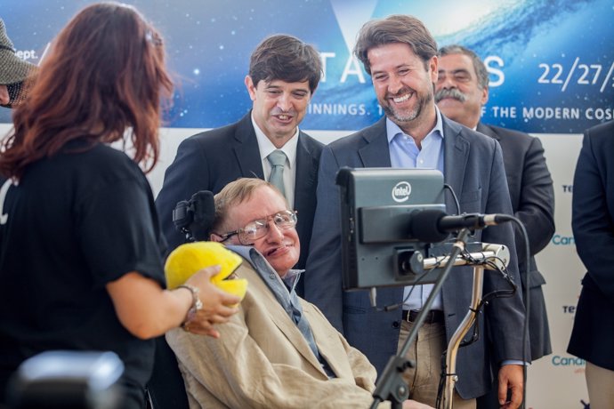 El presidente del Cabildo, Carlos Alonso, recibe a Stephen Hawking