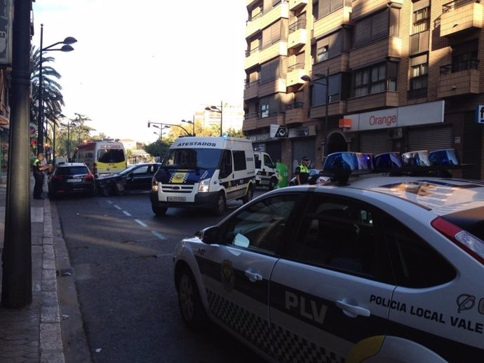 Accidente de tráfico en la calle Linares de Valencia
