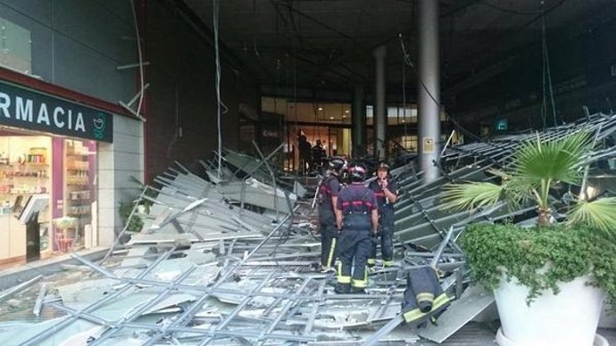 Cae parte del falso techo en el centro comercial Arena