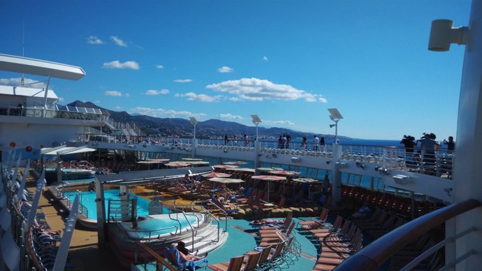 Oasis of the seas hace escala en Málaga 11 sep 2014 crucero buque interior