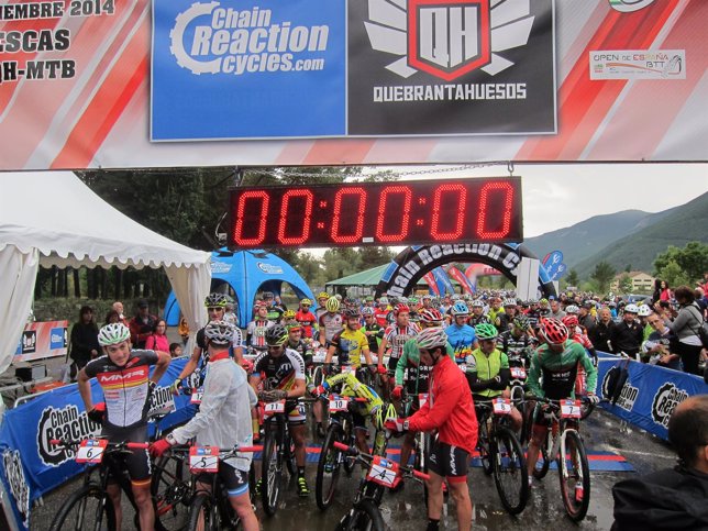Más de 600 ciclistas toman la salida de la Quebrantahuesos Mountain.