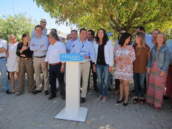 El presidente del PP-A, Juanma Moreno, tras la reunión del Grupo Parlamentario