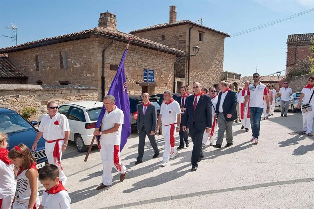 Las autoridades, a su paso por la calle San Andrés.
