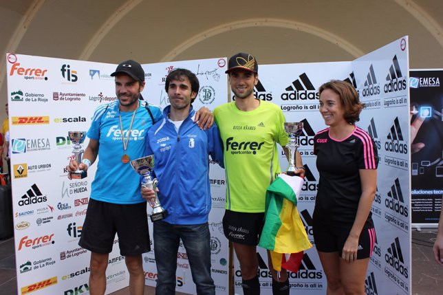 La alcaldesa de Logroño junto a los ganadores de la Maratón