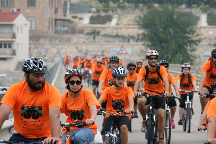 Unos 450 ciclistas participan en el 'Día de la Bicicleta' de Mequinenza.