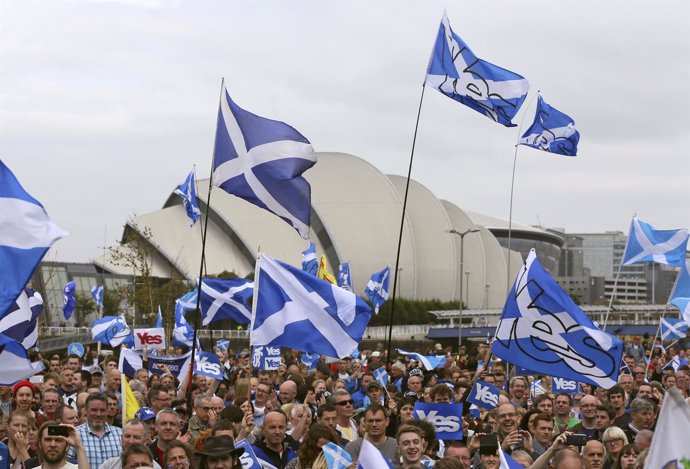 Manifestantes independentistas escoceses en Glasgow