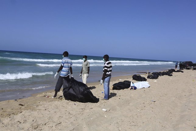 Recogen cadáveres de la embarcación hundida cerca de Trípoli
