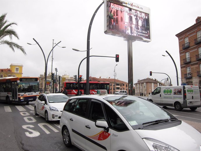 Taxis, autobús de Latbús y autobús urbano 'colorao' circulan por Murcia