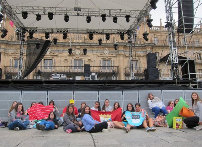 Jóvenes en la Plaza Mayor de Salamanca a la espera del concierto de Auryn