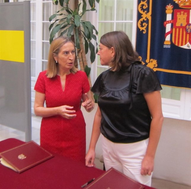 Ana Pastor y Elena Cortés, hoy durante la firma del convenio