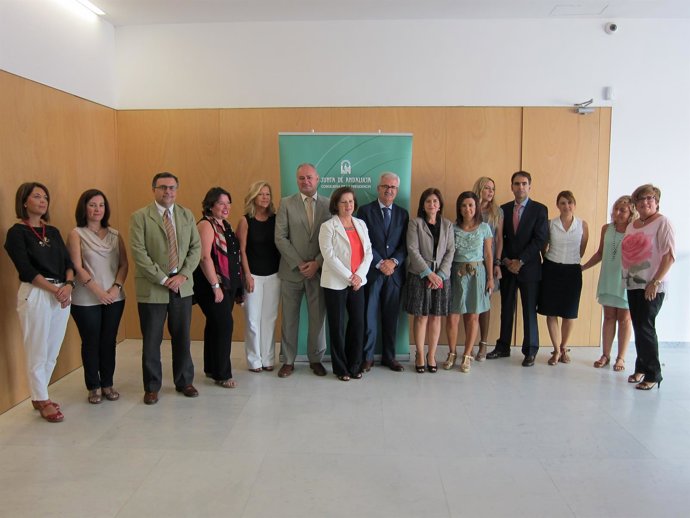 Los consejeros Manuel Jiménez Barrios y María José Sánchez Rubio, en el centro