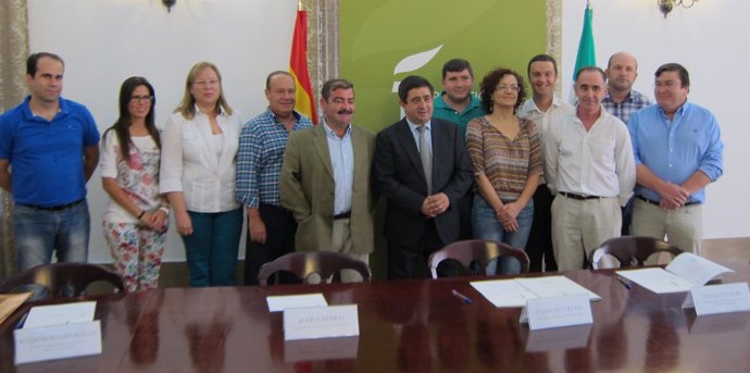 Foto de familia del convenio de colaboración con municipios de Sierra Mágina