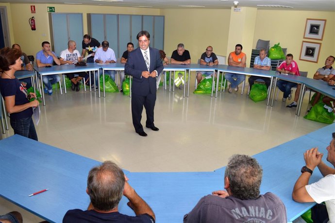 El alcalde de Camargo, Diego Movellán, con los nuevos empleados municipales