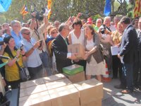 Consulta.- La ANC entrega al Parlament 750.000 firmas a favor de la independencia