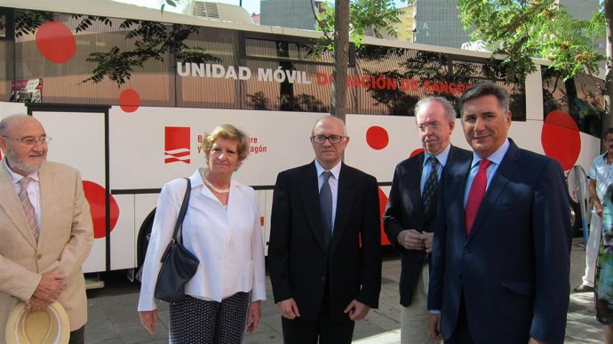 Oliván y otras autoridades, junto a la nueva Unidad de Donantes de Sangre