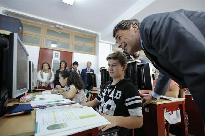 Ignacio González con niños