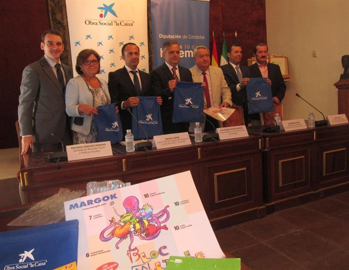 Fuentes (centro) en la presentación