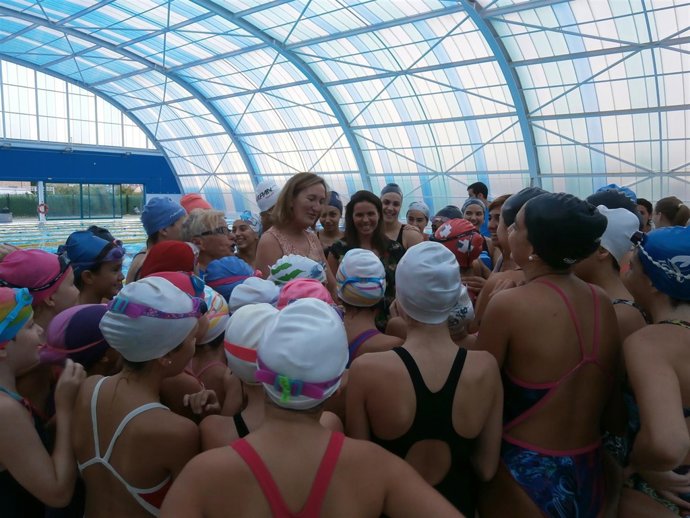 Niños en la piscina de Hytasa.