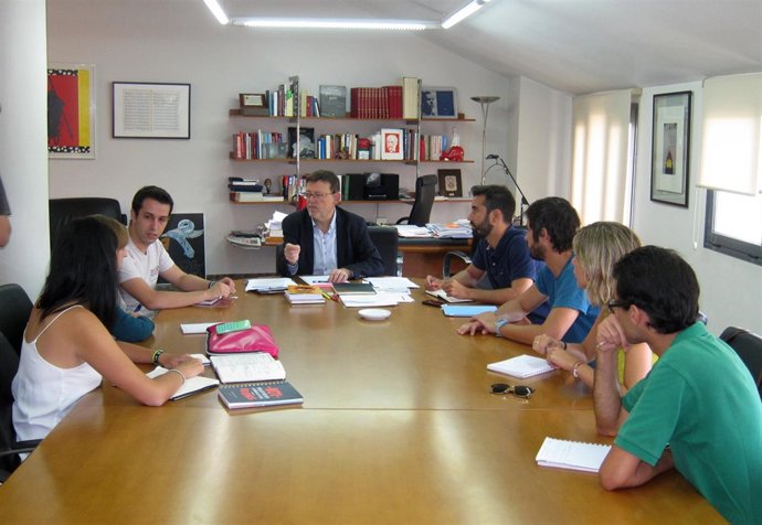 Puig con representantes de Joves Socialistes, el CJCV y el CJE