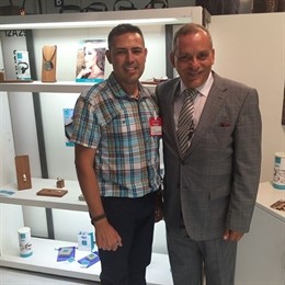 Medina (d), junto a un artesano