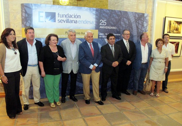 Participantes en la inauguración de la exposición 'Patrimonio iluminado'.