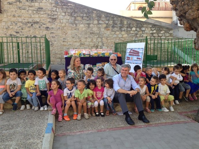 Entrega de material escolar en el colegio Santo Tomás de Jaén