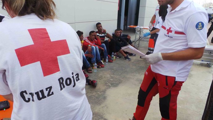 Cruz Roja atiende a los inmigrantes llegados en patera a Torrevieja