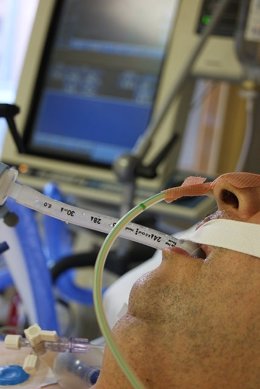 Paciente conectado a un respirador artificial en la UCI