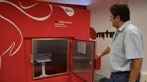 Sánchez mostrando una cámara de reverberación en el CEDIT de Fuente Álamo