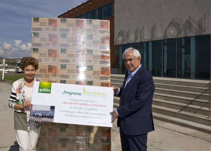 Imagen de la entrega de productos Gullón a Cruz Roja Palencia