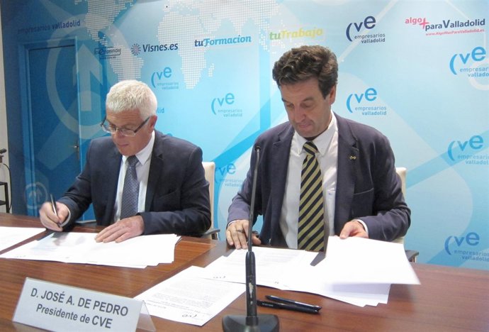 Gravina (i) y De Pedro (d) firman el convenio