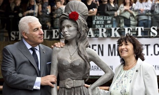 Estatua de Amy Winehouse, con sus padres