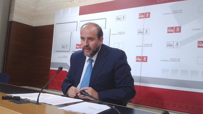 El diputado del PSOE en rueda de prensa