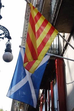 Banderas de Escocia y Catalunya por la Diada de 2014, en la calle Ferran