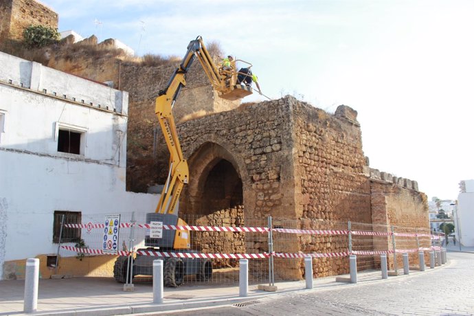 Trabajos de restauración en el Arco de San Miguel de Alcalá de Guadaíra.