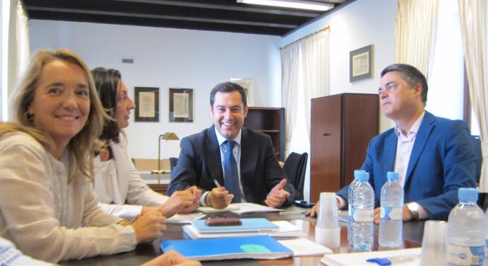 El presidente del PP-A, Juanma Moreno, en una reunión del Grupo Parlamentario