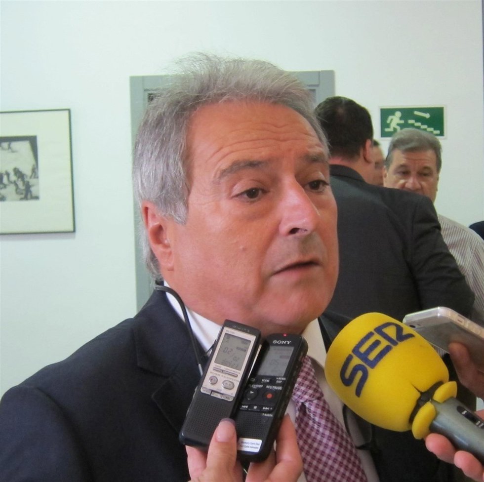 Rus haciendo declaraciones a los medios