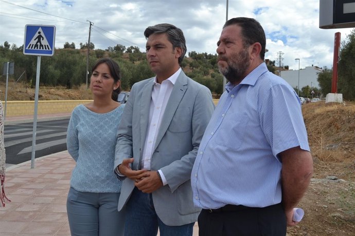 Lorite (centro), en la visita a los terrenos urbanizados