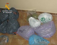 Choca contra vehículos de la Guardia Civil y es detenido con 14 kilos de marihuana y un revólver