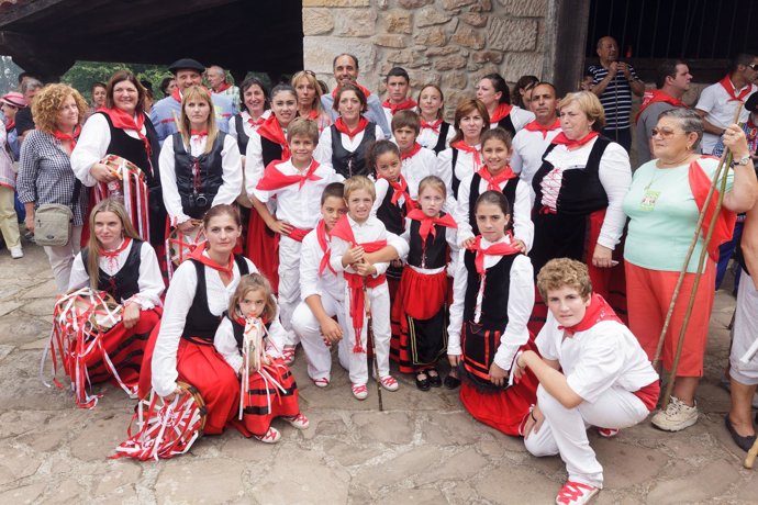 El presidente de Cantabria junto al grupo de danzas en la fiesta de San Cipriano