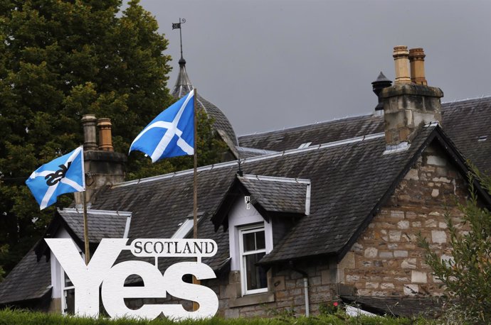 La bandera escocesa ondea en una casa en Escocia