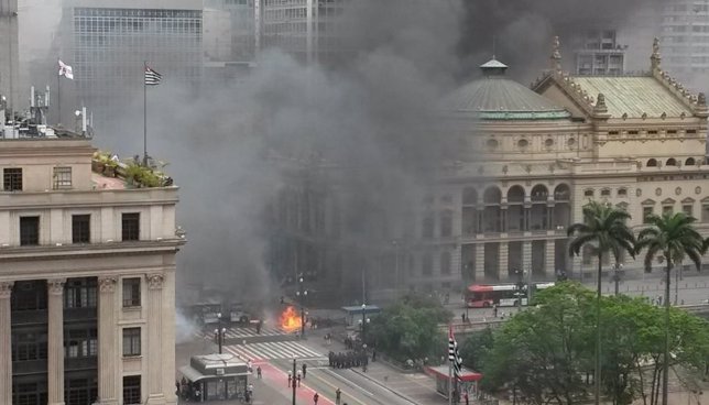 Bus incendiado en Sao Paulo