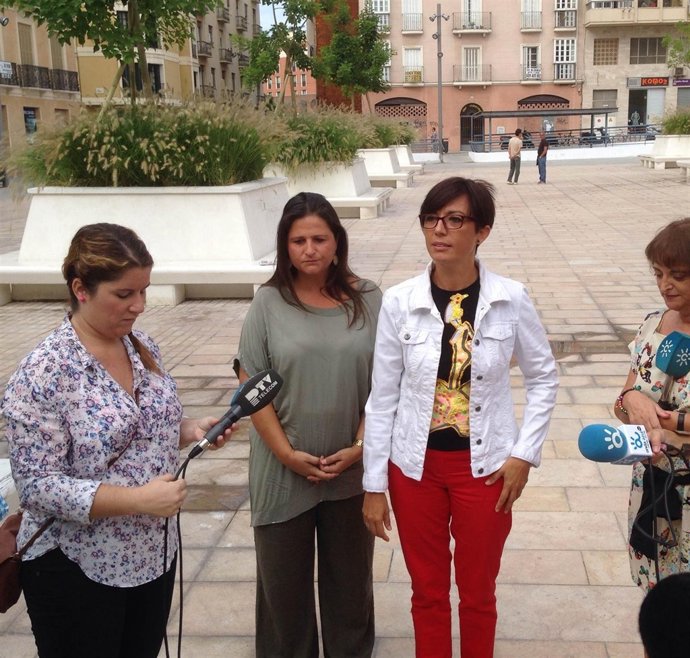 María Gámez y Lorena Doña, concejalas del PSOE, en la plaza de Camas
