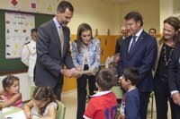 Los Reyes reciben cartas con peticiones, productos gastronómicos y regalos para sus hijas en su visita a Ourense