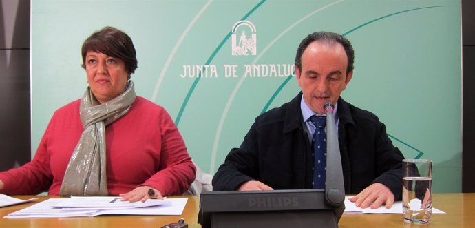 Manuela González y Rafael Rodríguez, en rueda de prensa.