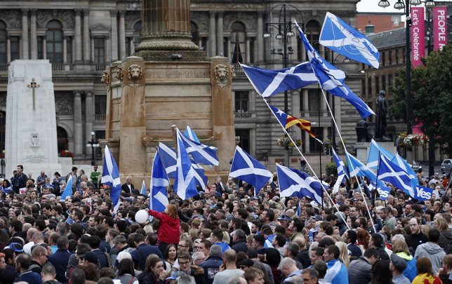 Manifestantes a favor de la no independencia de Escocia