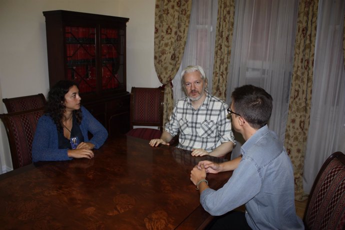 Iñiego Errejón y Tania González con Julian Assange