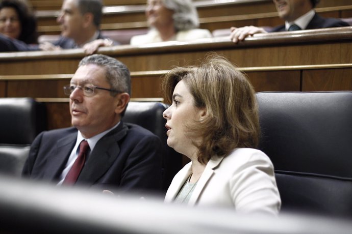 Alberto Ruiz Gallardón y Soraya Sáenz de Santamaría, en el hemiciclo